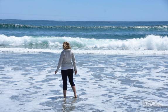 Testando as águas frias do Oceano Pacífico em playa Gabún, no noroeste da ilha de Chiloé, no sul do Chile